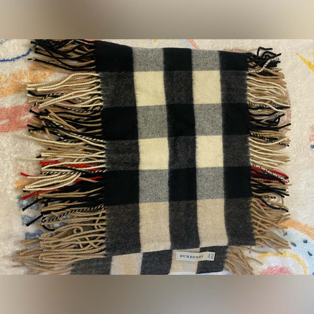 Burberry’s checkered cashmere scraf
